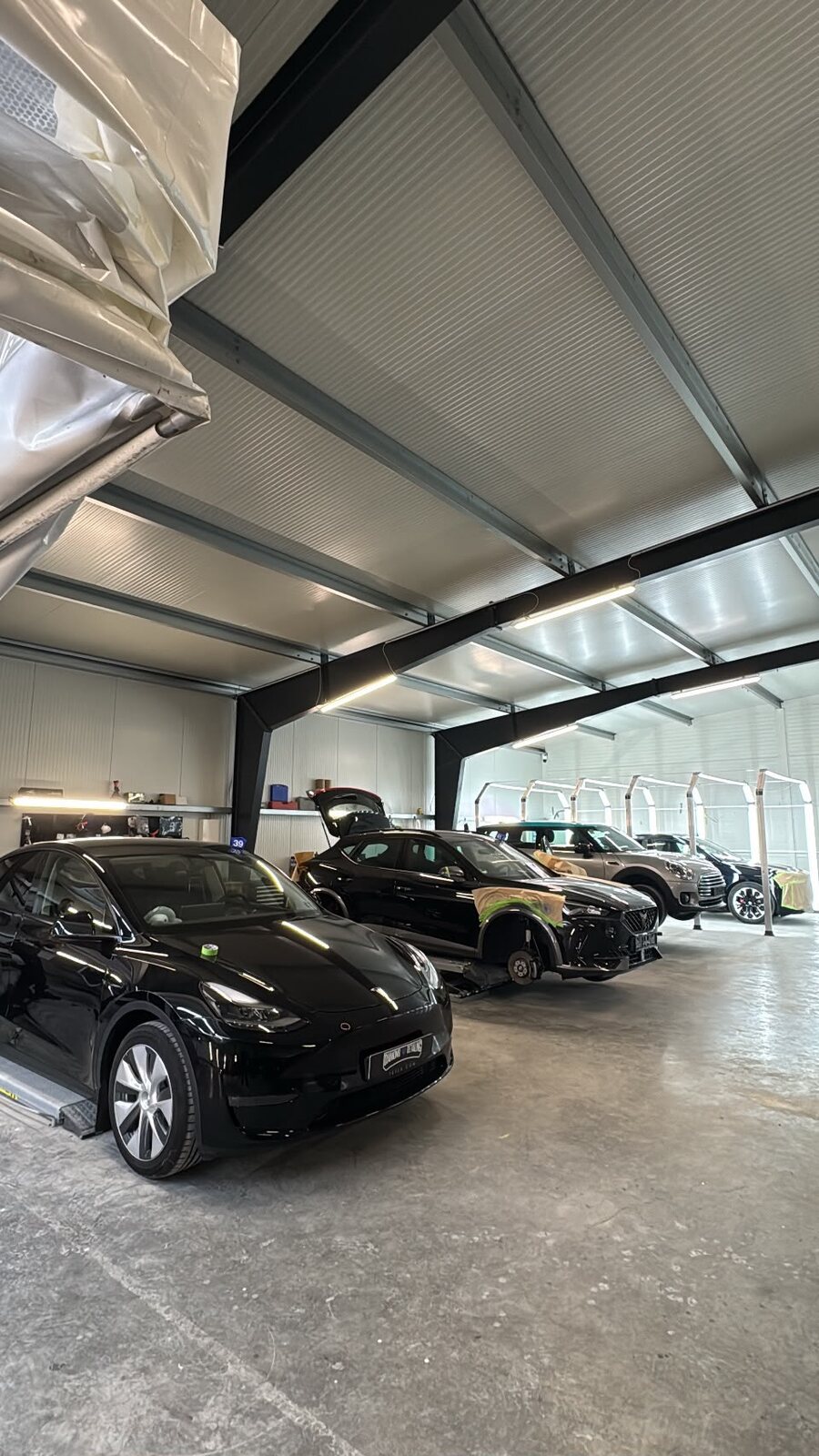Die Halle von Diamond Detailing mit mehreren Fahrzeugen